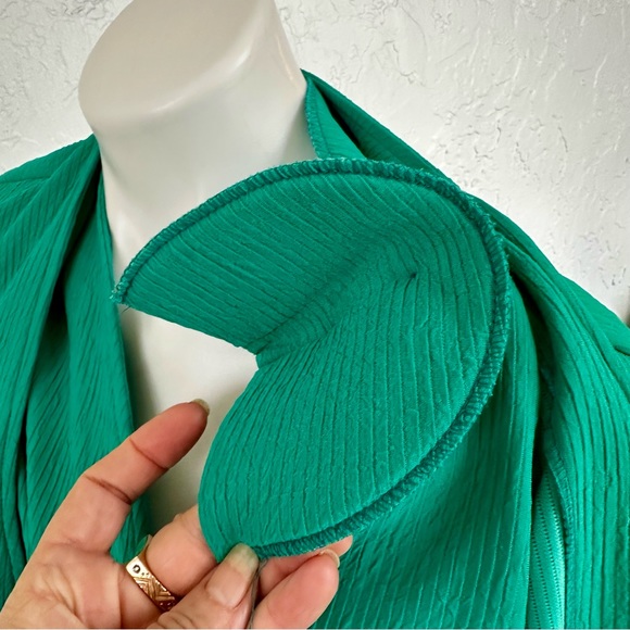 VTG Versatile Green Textured Vest/Jacket All-in-One Top w/Gold Buttons and Studs - Picture 12 of 14